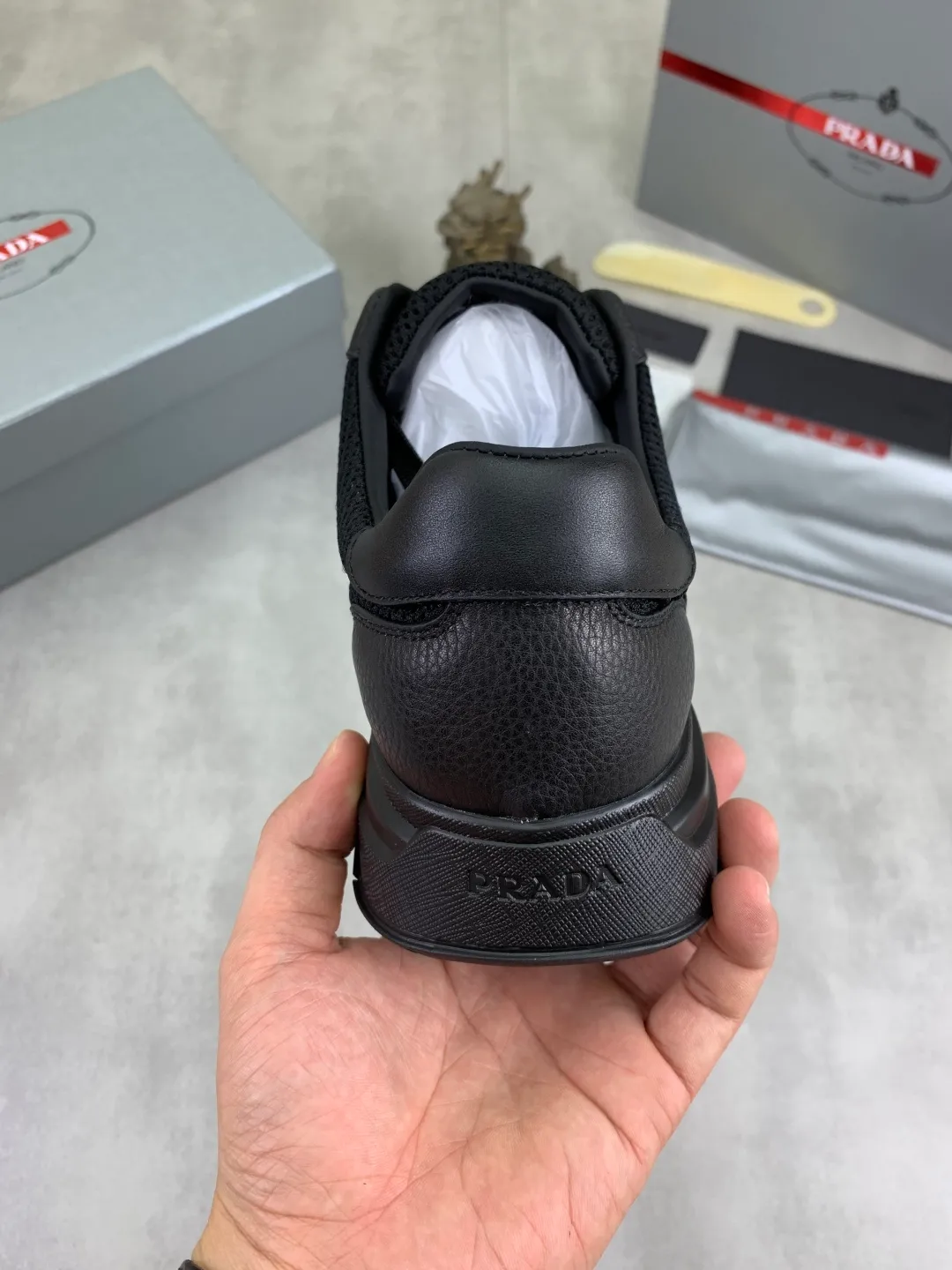 Men's Men's Shoes 💰P560 💰【New Style】 The latest model of high-quality PRADA classic men's shoes has been launched on the official website at a 1:1 replica, synchronized in Hong Kong and on the same catwalk; all made of calfskin➕imported cowhide lining, 🍡🍡original rubber outsole, non-slip and wear-resistant; comfortable on the feet, attractive style, fine workmanship, and simple and neat shoe lasts, highlighting a man's courage and toughness, 👍size 38 to 44 (45 can be customized) black White color🉑️choose